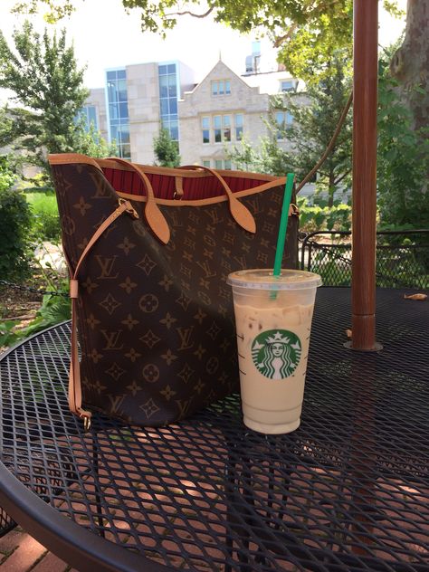 Louis Vuitton Neverfull and Starbucks-- a perfect combination Neverfull Aesthetic, Louis Vuitton Neverfull Outfit, Aesthetic Louis Vuitton, Winter Outfits Classy, Louis Vuitton Aesthetic, Neverfull Louis Vuitton, Tote Bag Outfit, Pink Luxury, La Style