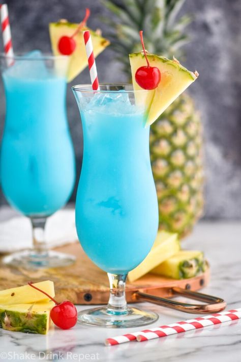 Blue Hawaiian Drink, Curacao Drink, Blue Curacao Drinks, Shake Drink, Blue Hawaiian Punch, Frozen Drinks Alcohol, Hawaiian Drinks, Hawaiian Cocktails, Easy Foods