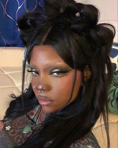 Black Hair And Makeup, Maquillage Goth, Dark Makeup Looks, Maquillage On Fleek, Alt Makeup, Alternative Makeup, Cool Makeup Looks, Ethereal Makeup, Estilo Rock