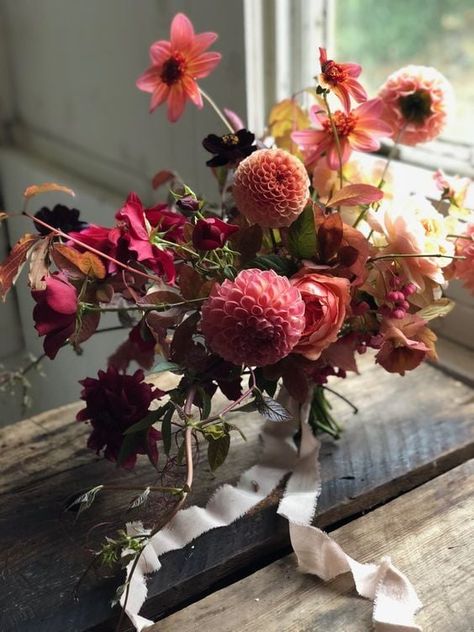 Chrysanthemums Party Elements, Autumn Bridal, Bridal Bouquet Fall, Party Trends, English Country Gardens, Gorgeous Gardens, Country Gardening, Ikebana, Bridal Bouquet