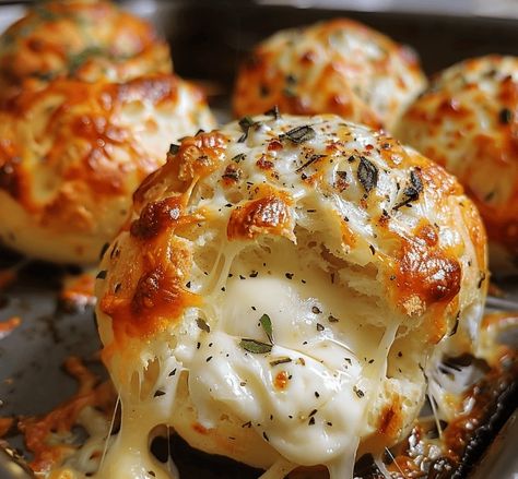 Gooey Mozzarella Biscuit Bombs - Grandma's Simple Recipes Biscuits For A Crowd, Biscuit Ideas, Cheese Flatbread, Bombe Recipe, Appetizers Easy Finger Food, Best Appetizer Recipes, Butter Cheese, Recipes Appetizers And Snacks, Holiday Foods