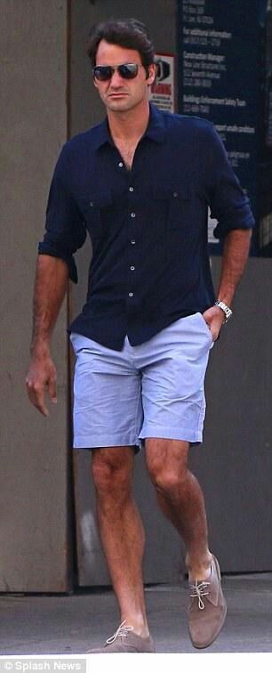 Roger Federer Mens Fashion 40 Year Old, Blue Shorts Outfit, Shoes With Shorts, Mens Shorts Outfits, Blue Shorts Men, Mens Summer Outfits, Beige Shoes, Roger Federer, Navy Shirt