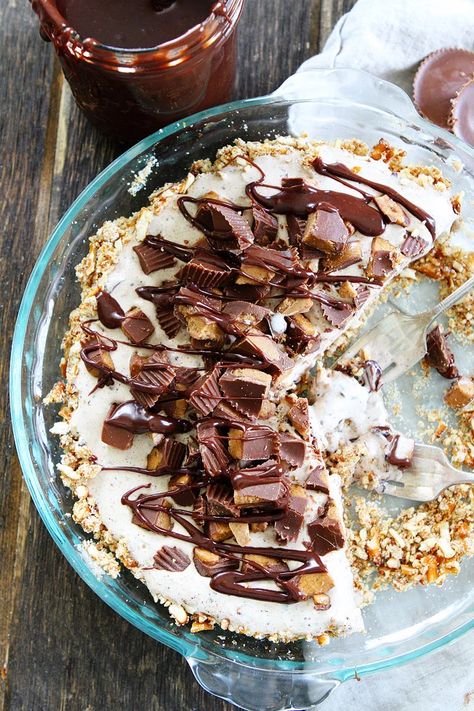 Moose Tracks Ice Cream, Pretzel Ice Cream, Moose Tracks, Ice Cream Pie Recipe, Ice Cream Pie, Pretzel Crust, Peanut Butter Ice Cream, Peanut Butter Pretzel, Easy Pie Recipes