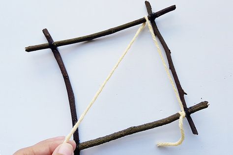 Stick Weaving Tutorials, Nature Weaving For Kids, Twig Weaving, Twig Frame, Nature Weaving, Branch Weaving, Camp Decor, Twig Crafts, Weaving For Kids