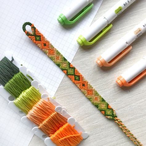 String Friendship Bracelets, Floss Bracelets, Diy Friendship Bracelets Tutorial, Diy Friendship Bracelet, Cool Friendship Bracelets, String Bracelet Patterns, Friendship Bracelet Patterns Easy, Yarn Bracelets, Friendship Bracelets Tutorial