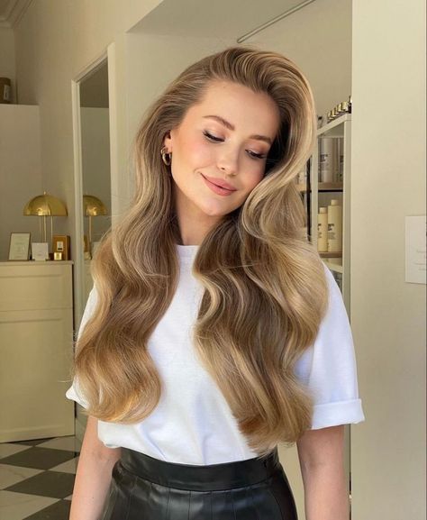 12 Bombshell Hair Color Ideas To Try This Summer | Ecemella Expensive Blonde, Medium Brunette Hair, Cool Blonde Hair Colour, Honey Blonde Hair Color, Bombshell Hair, Vlasové Trendy, Dark Blonde Hair, Blonde Hair Inspiration, Honey Hair