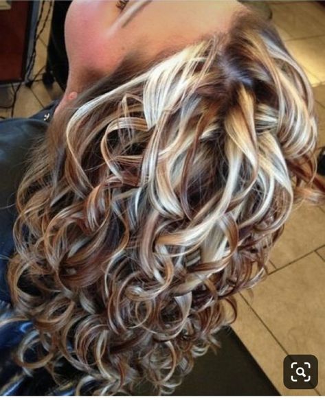 Fall Hair Color For Brunettes Highlights And Lowlights, 2023 Curly Hair Color Trends, Womens Hair Styles 2023, Hair Color Ideas Highlights Lowlights, Winter Hair Color Ideas 2023, Summer Color Hair Ideas, Summer Cut And Color, Hair Ideas For Spring, Red Hair With Silver Highlights