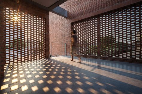 Ngamwongwan House / Junsekino Architect and Design Building Entrance, Brick Architecture, Brick Facade, Brick Patterns, Brick Design, Architecture Office, Brick Building, Brickwork, Facade Design