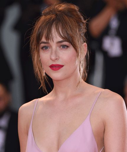 Dakota Johnson Bangs, Dakota Johnson Hair, Dakota Johnson Style, Black Mass, Brown Hair With Highlights, Hair Stylist Life, Cut My Hair, Dakota Johnson, Great Hair