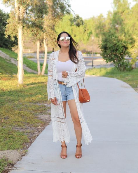 White Crochet Kimono Outfit White Kimono Outfit Summer, Crochet Kimono Outfit, White Kimono Outfit, Kimono Summer Outfit, Kimono Outfit Ideas, Braids Crown, Summer Kimono Outfit, Black And White Crochet, Beach Summer Outfits