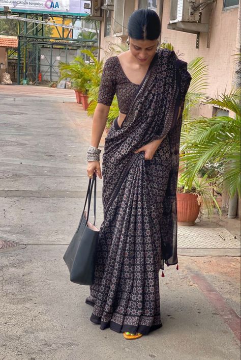 Cotton Saree Look Aesthetic, Cotton Saree For Office Wear, Cotton Saree Styles, Saree Casual Simple, Saree Casual Style, Cotton Saree Designs Casual, Casual Saree Outfit, Ajrakh Blouse Designs Latest, Casual Saree Look For Office