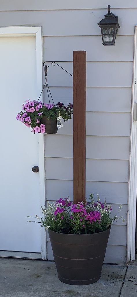 Outdoor Plant Holder, Diy Flower Pot Hanger, Post Flower Planter, Post Planter Ideas, Yard Post Ideas, Post Plant Hanger, Fence Hanging Planters Diy, Diy Outdoor Hanging Planter, Address Post Plant Hanger