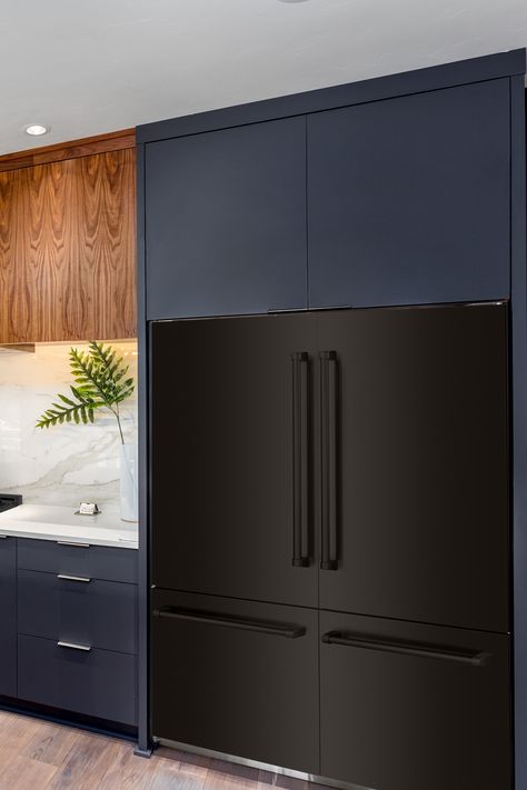 Introducing the ZLINE Black Stainless Built-in Refrigerator! Increase your kitchen’s capability and professional culinary experience by pairing best-in-class freshness with a modern style.🖤 Tap to explore ZLINE Built-In Refrigerators! Black Refrigerator Kitchen, Warm Kitchen Colors, White Refrigerator, Black Refrigerator, Microwave Drawer, Kitchen S, Commercial Refrigerators, Black Appliances, Built In Refrigerator