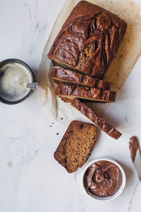 Bread Photography, Nutella Banana Bread, Food Flatlay, Homemade Banana Bread, Banana Nutella, Dessert Photography, Nutella Recipes, Food Photography Tips, Chocolate Chip Muffins