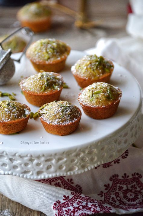 Pistachio Financiers - Savory&SweetFood Vegan Financier Recipe, Pistachio Financiers, Sweet Canapes, Friands Recipe, Financier Recipe, Pistachio Recipes, French Cake, French Desserts, Almond Cake