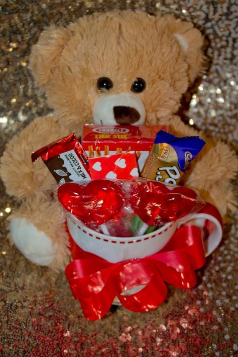 Teddy bear hugging a mug with heart candy and chocolates inside Teddy Bear And Chocolates Gift, Teddy Bear Chocolate, Valentines Day Teddy Bear, Teddy Bear Hug, Teddy Bear Gifts, Candy Basket, Bf Gifts, Christmas Teddy Bear, Chocolate Flowers