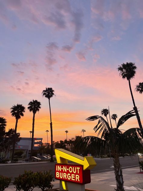 #innout #burgers #sunset #summeraesthetic #summer #aesthetic Innout Burger Aesthetic, Innout Burger, Burger Aesthetic, Inn N Out, In-n-out Burger, California Dreamin', Iphone Background Wallpaper, Aesthetic Summer, American Dream