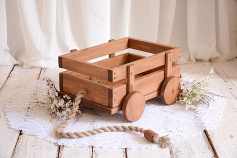 Chair Prop Photography, Wooden Crate Photo Prop, Wooden Crate Newborn Pictures, Wooden Photography Props, Newborn Bed Prop, Wooden Cart, Diy Props, Prop Making, Photoshoot Props