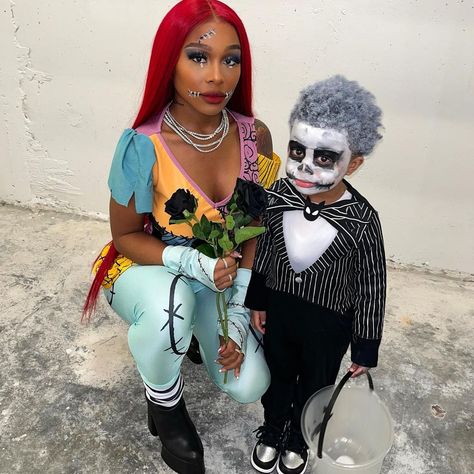 JAYDA WAYDA on Instagram: ““Come with us and you will see….” ☠️#jackandsally #nightmarebeforechristmas @loyalarmani” Mommy And Me Costumes Boys, Halloween Fashion Outfits, Cartoon Halloween Costumes, Family Themed Halloween Costumes, Halloween Parejas, Themed Halloween Costumes, Jayda Wayda, Cute Couple Halloween Costumes, Halloween Party Outfits