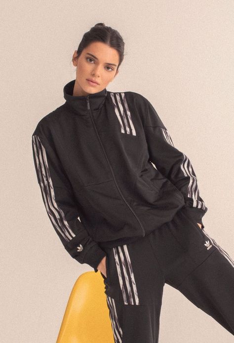 Adidas Tracksuit Women Outfit, Adidas Tracksuit Women, Kendall Jenner Adidas, Athleisure Photoshoot, Kendall Jenner Outfits Casual, Kendall Jenner Face, Stile Kendall Jenner, Kendal Jenner, Kendall Jenner Photos