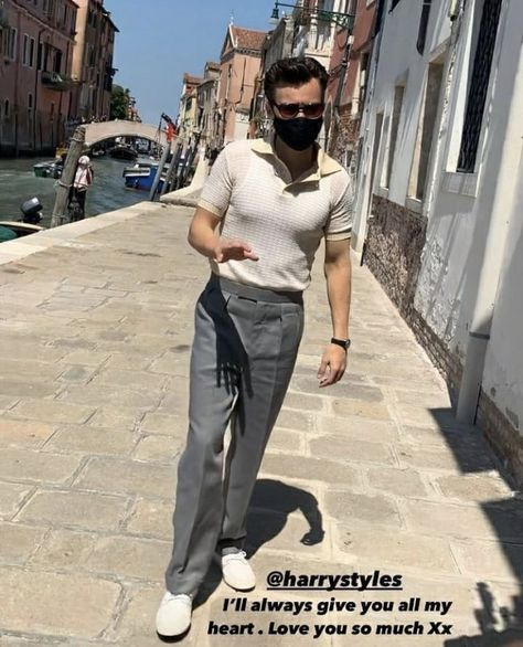 Harry Styles Italy, Harry Eras, My Policeman, Harry Styles Outfit, Chocolate Curls, He Makes Me Happy, One Direction Harry, Harry Styles Pictures, Mr Style