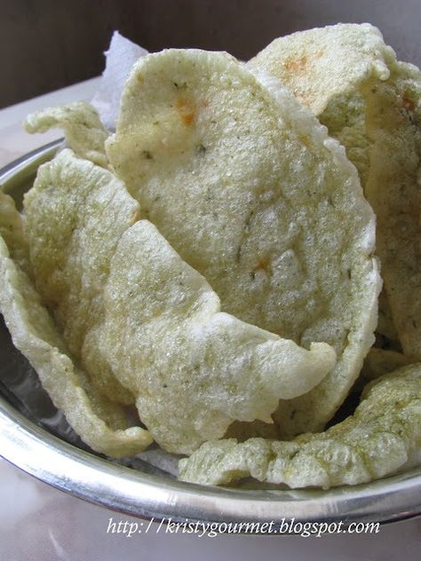 Homemade Cilantro Crackers @ Vegan Prawn Crackers Prawn Crackers, Asian Vegetarian Recipes, Chinese Snacks, Franchise Food, Meal Options, Homemade Crackers, Vegan Crackers, Vegan Inspiration, Cracker Recipes