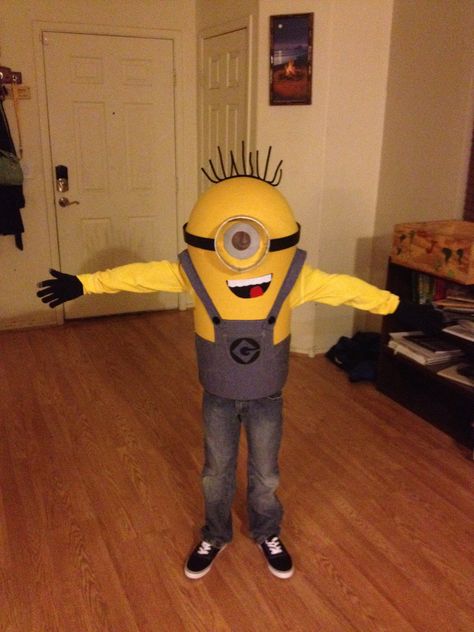 Homemade Minion Costume! Items you need to make it: A black dome shaped trash can Yellow and blue fabric Window screen for the eye Cardboard tubing Pipe cleaners for the hair Black, white, and red felt for the mouth Hot glue gun and lots of hot glue Homemade Minion Costumes, Minion Pumpkin, Minion Costumes, Happy Birthday Minions, Minion Banana, Minions Wallpaper, Minion Birthday Party, Minions Despicable Me, Minion Birthday