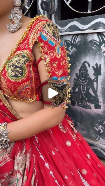 Pack Blouse Design, Navratri Choli Designs Blouses, Mrg Choli, Navratri Choli Designs, Navratri Chaniya Choli Blouse Pattern, Chaniya Choli Blouse Pattern New, Unique Navratri Outfits, Navratri Blouse Designs, Chaniya Choli Designs Navratri