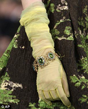 Oscar de la Renta Yellow Gloves, Elegant Gloves, Evening Gloves, Fashion Gloves, Gloves Fashion, John Galliano, Kim Jisoo, Fashion Details, New York Fashion Week