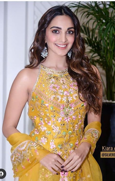 Kiara Advani Sharara, Sid Kiara, Brothers Movie, Trendy Outfits Indian, Diwali Outfits, Deepika Padukone Style, Punjabi Outfits, Bollywood Hairstyles, Indian Look