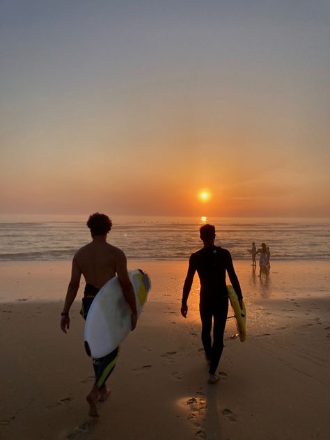 Surf Vision Board, Surfing With Friends, Surfing Aesthetic Boy, Guys Surfing, Guy Surfing, Surfer Boy Aesthetic, Surf Guys, Surf Boy, Summer Surfing