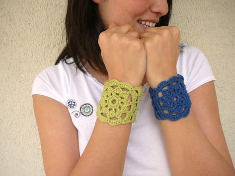 Chunky Crochet Lace Wristbands by Afra Ravelry Free, Crochet Jewellery, Knit Picks, Chunky Crochet, Green Lace, Wristbands, Mother Of Pearl Buttons, Crochet Gifts, Crochet Jewelry