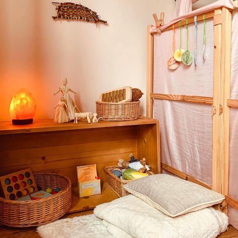 Kelly (@handsheartandhead) • Instagram-Fotos und -Videos Waldorf Bedroom, Waldorf Playroom, Quiet Corner, Play Spaces, Classroom Design, Waldorf Inspired, Kids Corner, Kid Spaces, Kids' Room