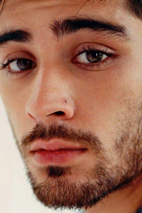 Zayn Malik Eyes, Zayn Malik Tumblr, Zayn Malik Tattoos, Zayn Malik Photos, Zayn Malik Pics, Face Piercings, Friends Funny Moments, Corte De Cabelo Masculino, Zayn Malik