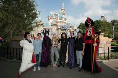 Disney villains and descendants Carlos Descendants, Descendants Pictures, Disney Descendants Movie, Disney Actresses, Descendants 1, Disney Channel Descendants, Disney Descendants 3, Descendants Cast, Set It Off