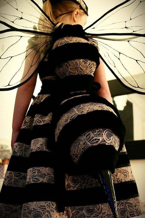 Awesome costume. Bee Costume Ideas, Bee Costume Diy, Diy Bumble Bee, Queen Bee Costume, Bumble Bee Costume, Bee Costume, Diy Kostüm, Carnival Halloween, Diy Costume