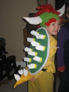 Tales of an EarthMama: How to make a Bowser costume Diy Bowser Costume, Bowser Halloween Costume, Bowser Cosplay, Original Costume Ideas, Bowser Costume, Mario Halloween Costumes, Mario Halloween, Book Day Costumes, Super Mario Party