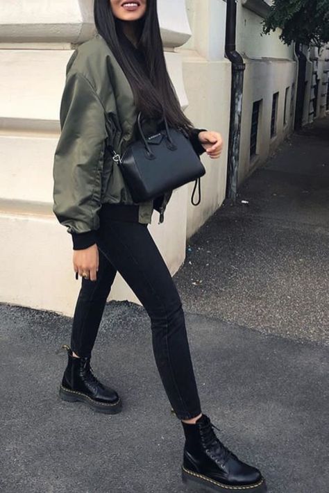 Look botas militares mujer - outfit botas combate mujer - look botas dr martens #ropa #moda #modafemenina #zara #mango #balenciaga #gucci #bershka #pullandbear #vaqueros #denim #abrigo #plataformas  #drmartens #drmartensboots #drmartenstyle #lookboots #lookoftheday #outfits #outfitoftheday #outfitsbotas #botas #botasmilitares #boots #bootsforwomen #outfitarmy #armystyle #style #inspiracion #instagram #instagood #invierno #verano #otoño #primavera Dr Martens Outfit, Outfit Botas, Doc Martens Outfit, New Boots, Looks Black, Fashion Weeks, Mode Inspo, Mode Vintage, Doc Martens