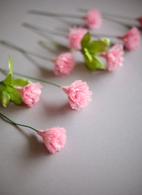 Paper Flowers Craft Crepe Paper, Miniature Crepe Paper Flowers, Cray Paper Flowers Diy, Diy Small Flowers, Flowers Making Crafts, Miniature Paper Flowers, Paper Carnations, Colour Paper Flowers, Crepe Flowers