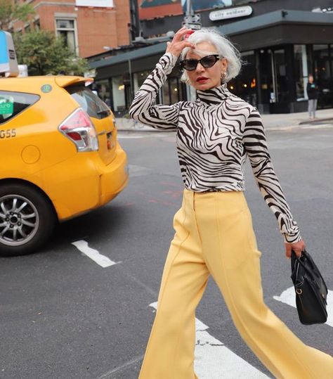 7 Outfit Formulas to Start Wearing Weekly (Because Repeating Is A-OK) Yellow Pants Outfit, Crossing The Street, Mode Pop, Yellow Pants, K Fashion, Outfit Formulas, Outfit Trends, Looks Street Style, Mode Ootd