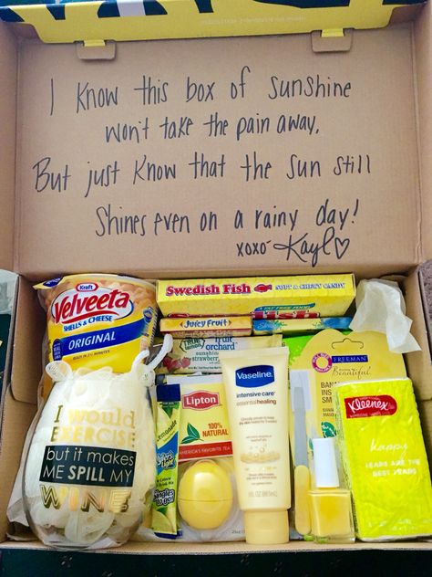 Sunshine box for friends with deceased family/friends Diy Valentines Day Gifts For Him, Saint Valentin Diy, Boyfriend Gift Basket, Presente Diy, Box Of Sunshine, Themed Gift Baskets, Christmas Gifts For Grandma, Mom Diy, Cadeau Diy