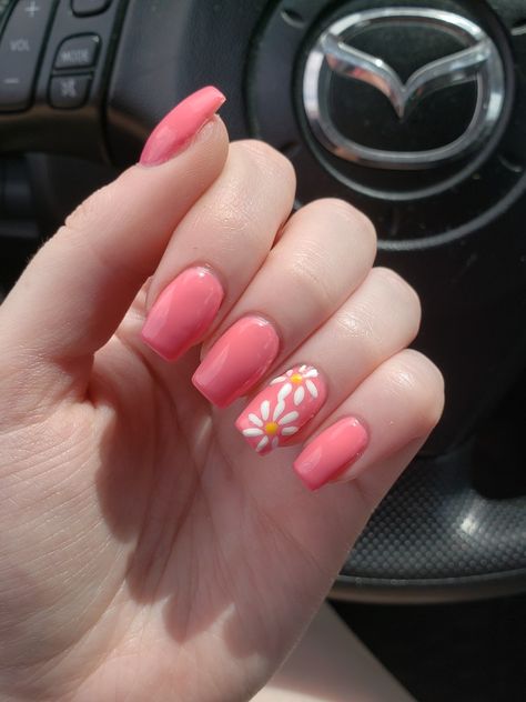 Pink And Yellow Daisy Nails, Sns Flower Nails, Spring Painted Nails, Pink And White Daisy Nails, Coral Daisy Nails, Gel Nail Designs Light Pink, Pink Nails With Yellow Flower, Simple Flower Gel Nails, Sns Nails Spring 2023