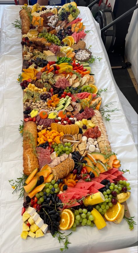 Graduation Grazing Table Ideas, Grazing Table Layout Template, Summer Grazing Table, Cheap Grazing Table Ideas, Wedding Charcuterie, Charcuterie Board Wedding, Charcuterie Board Meats, Charcuterie Ideas, Fruit Platter Designs