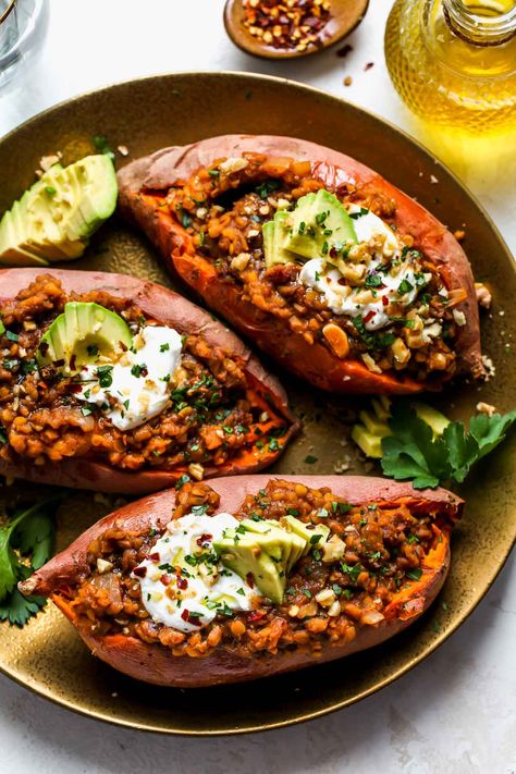 Sweet Potatoes Healthy, Potatoes Healthy, Dishing Out Health, Stuffed Sweet Potato, Nutritious Dinner, Sweet Potato Dishes, Stuffed Sweet Potatoes, Meatless Meal, Lentil Dishes