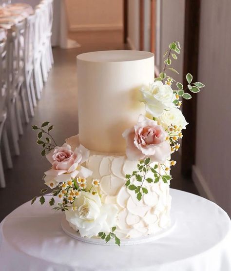 The Power Of Sweetness: 5 Stunning Wedding Cake Designs Pink Wedding Cake Ideas, Unconventional Wedding Cake, Pink Wedding Cakes, Rustic Pink Wedding, Wedding Sheet Cakes, Bohemian Wedding Cake, Cake Sizes And Servings, Perfect Wedding Cake, Dummy Cake