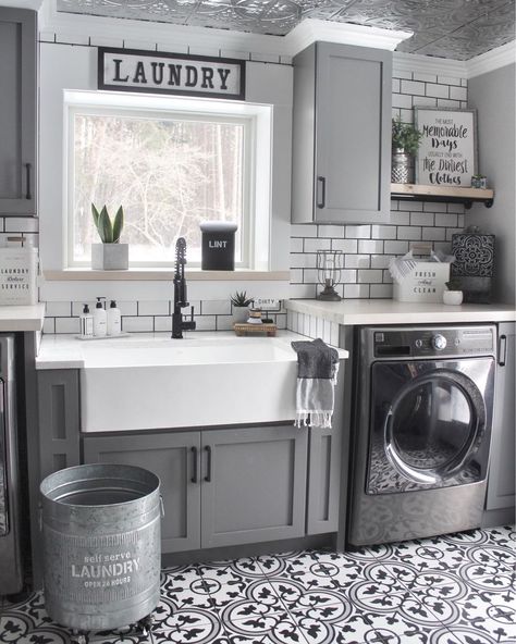 The use of patterns is one way to embellish a small laundry room with a sink. A farmhouse sink can be modernized by sleek gray cabinets and an eye-catching backsplash. Placing a washer and dryer beneath countertops is perfect for saving space. Laundy Room, Laundry Room Tile, Dream Laundry Room, Laundry Room Flooring, Mudroom Laundry Room, Laundry Room Renovation, Farmhouse Laundry, Modern Laundry Rooms, Farmhouse Laundry Room