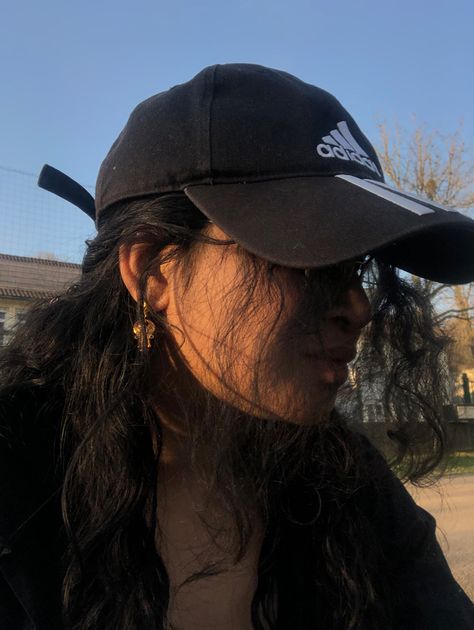 #casquette #sunkissed #cap #browngirl #hairstyle #hide Black Haired Girl, Cap Hairstyles, Brown Girl, Hair Styles, Black