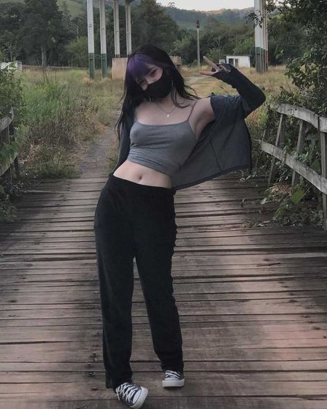 Women Goth Outfits, First Day If School Outfits, Sporty Goth, Ni Idea, Goth Outfits, Sporty Outfits, Grunge Style, Edgy Outfits, Grunge Aesthetic