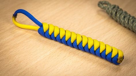 35 DIY Paracord Lanyard Patterns | Tutorials How To Make Lanyards, Lanyard Patterns, Snake Knot Paracord, Lanyard Tutorial, Paracord Knife, Monkey Fist Knot, Paracord Projects Diy, Cobra Weave, Diy Lanyard