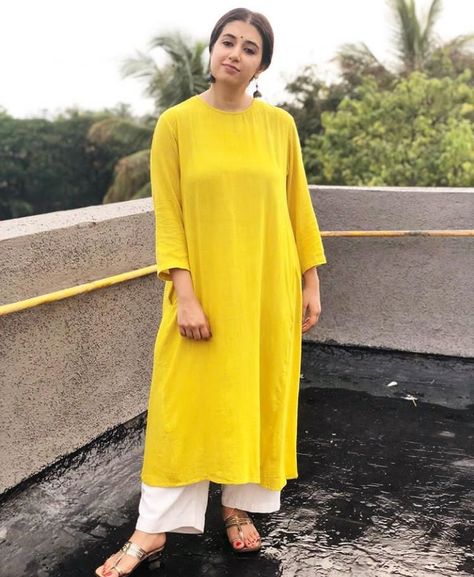 Yellow is perfect with Off-white always. Combination With Yellow Kurti, Kurti Color Combinations, Yellow Kurti Color Combinations, Yellow Kurti Outfit, Lemon Yellow Kurti, Kurti Outfit, Haldi Wear, Yellow Kurti, Bridal Lengha